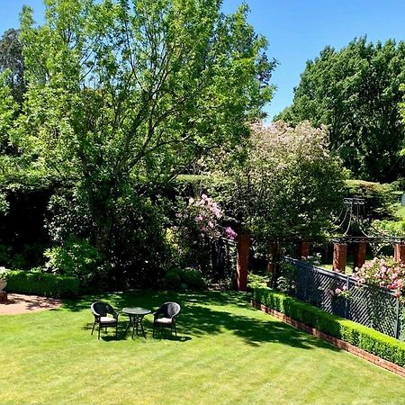 Pin Oaks Luxury Bed & Breakfast Palmerston North Exterior foto