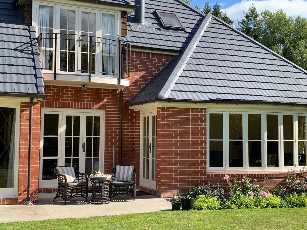 Pin Oaks Luxury Bed & Breakfast Palmerston North Exterior foto