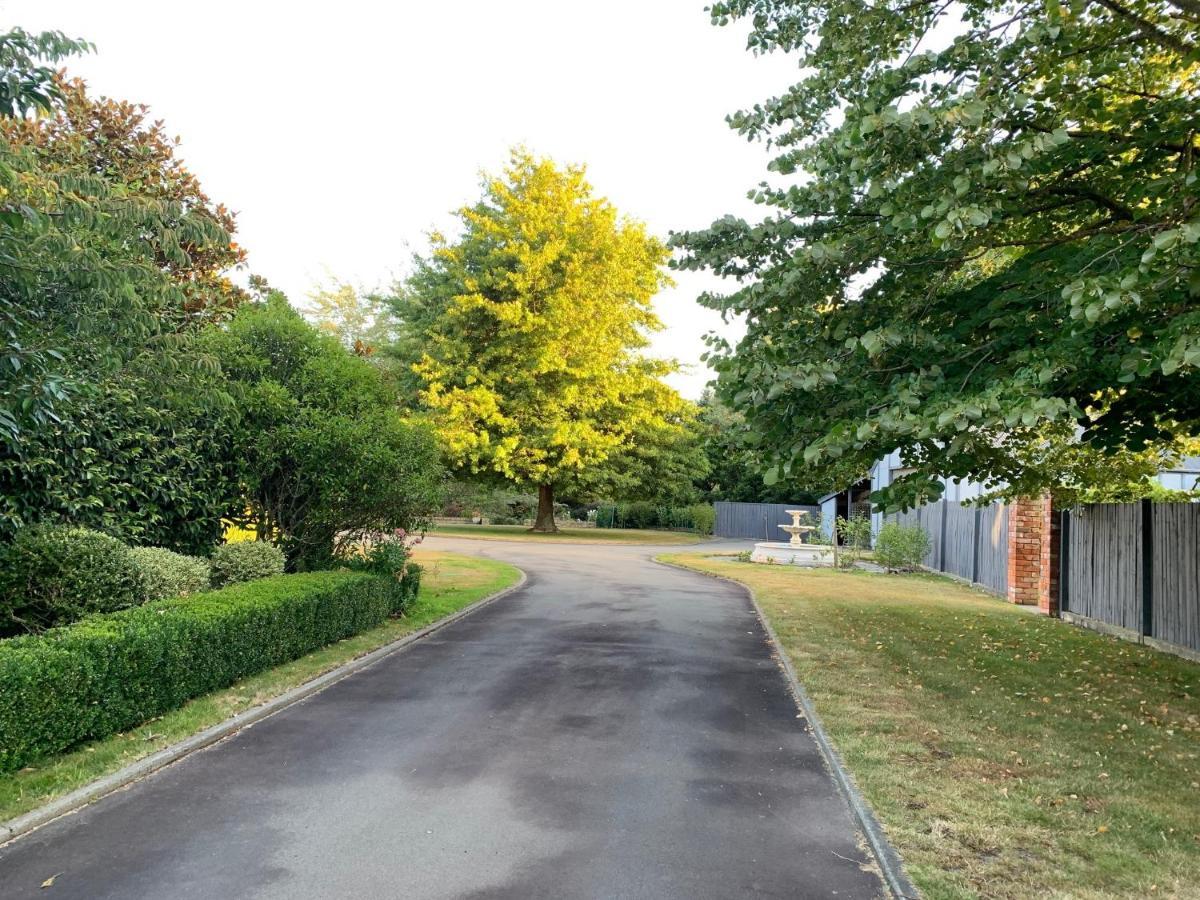 Pin Oaks Luxury Bed & Breakfast Palmerston North Exterior foto