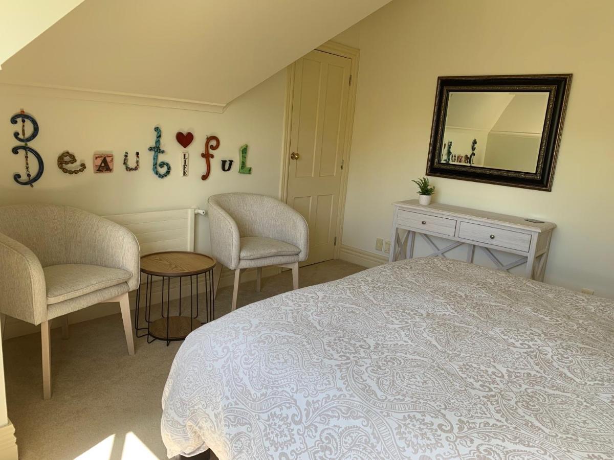 Pin Oaks Luxury Bed & Breakfast Palmerston North Exterior foto