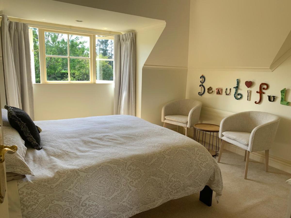 Pin Oaks Luxury Bed & Breakfast Palmerston North Exterior foto